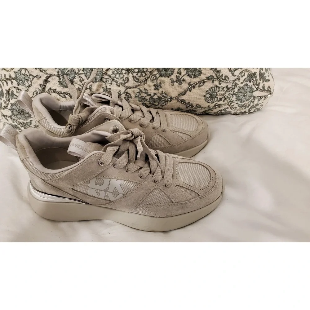 DKNY Women's Soft White Zofi Lace-Up Sneakers US 9.5 Shoes Comfort Fashion